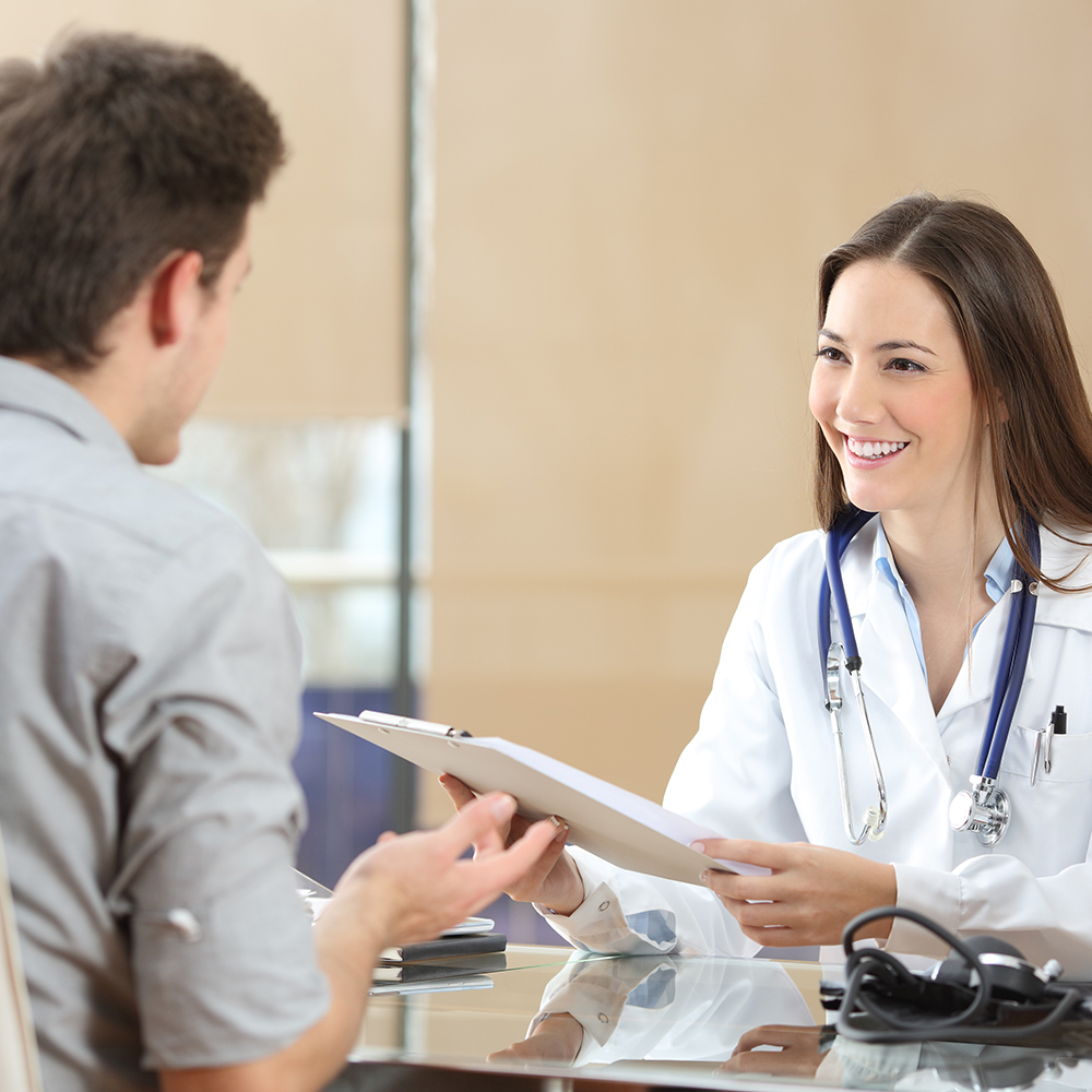 産業医が専門外来(面接指導)している様子